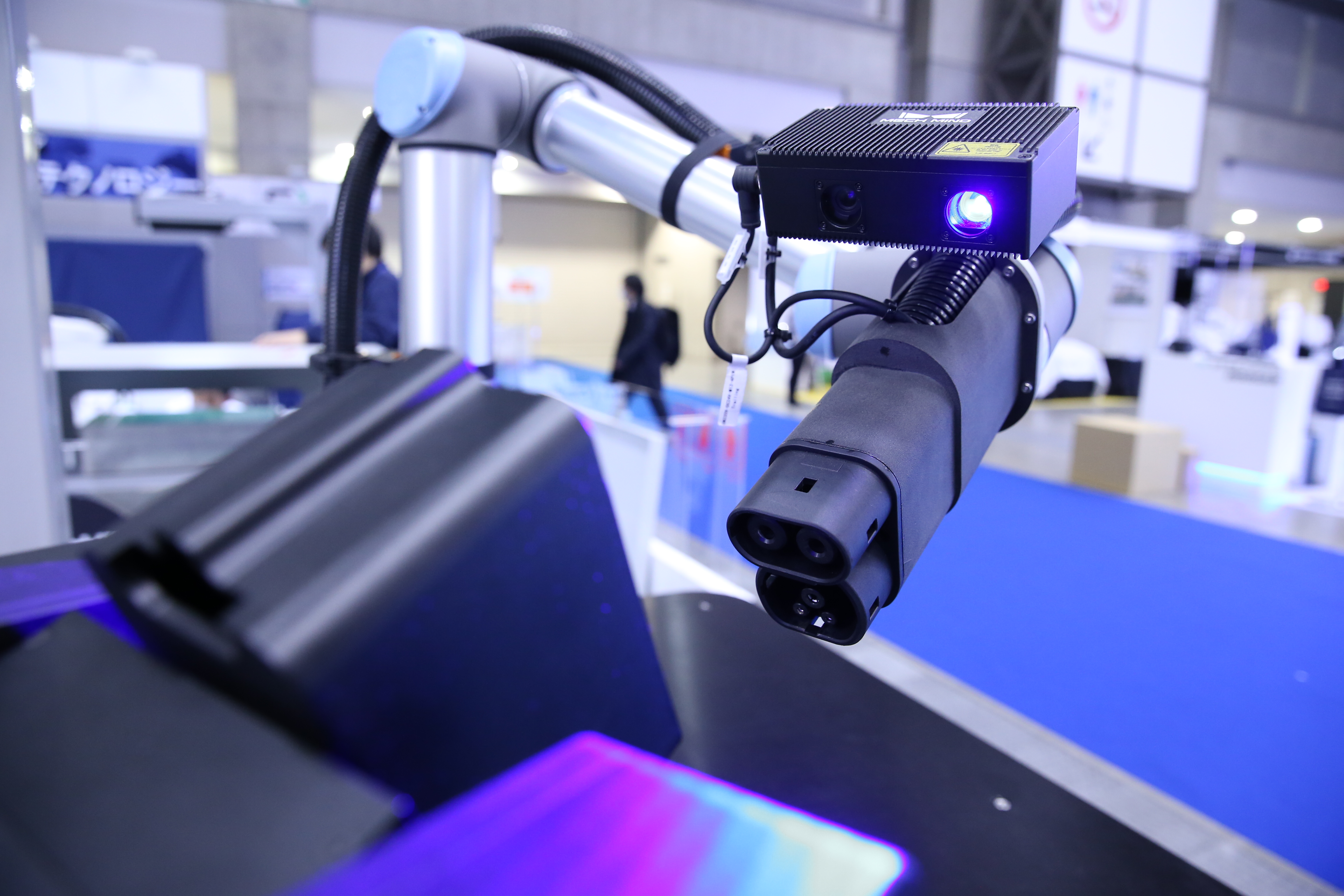 Industrial Robots vs. Cobots: Choose the Right Solution for Your Business