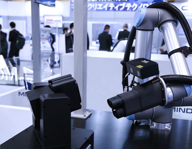 Industrial Robots vs. Cobots: Choose the Right Solution for Your Business