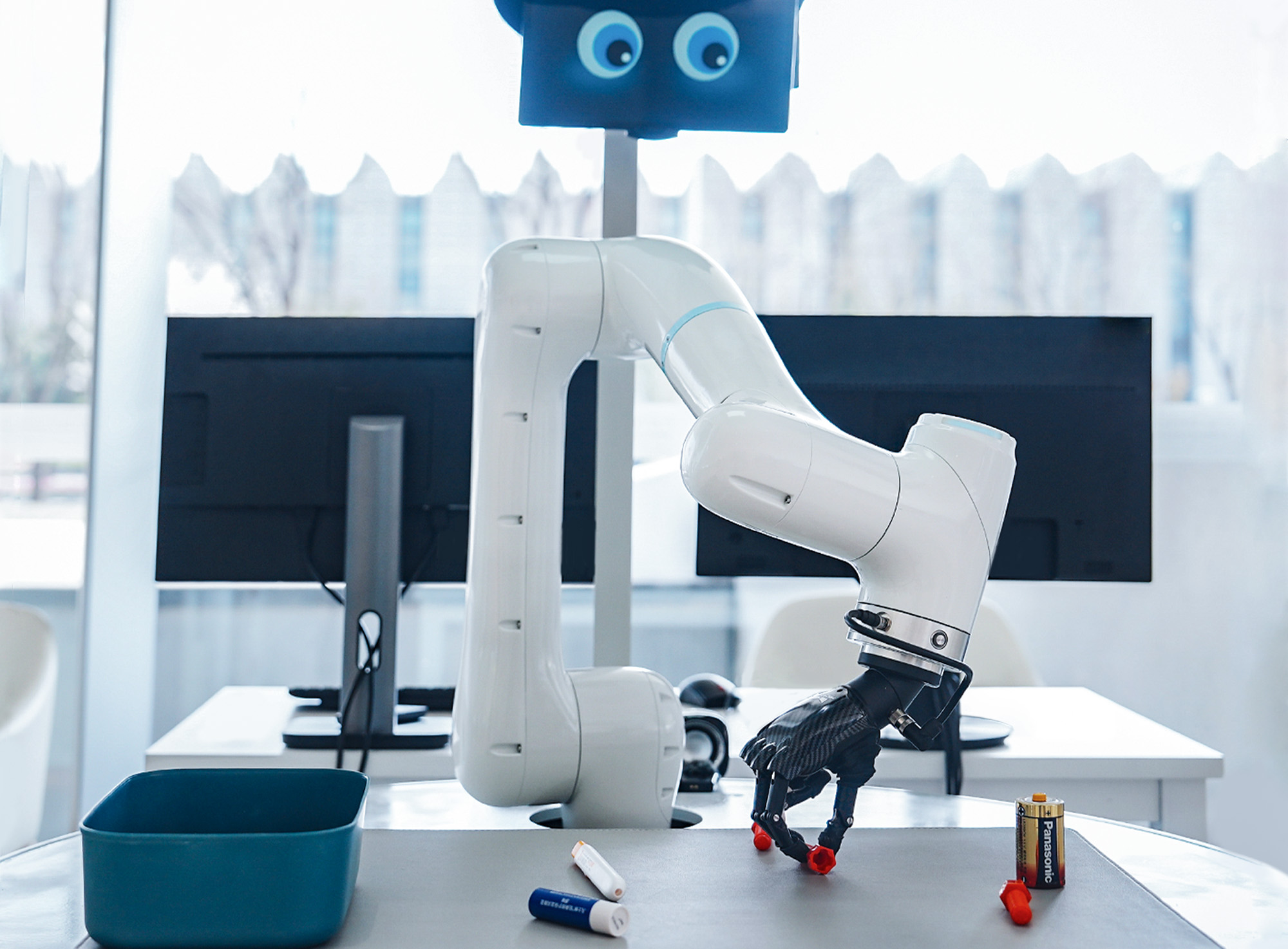 Embodied Intelligence "Eye-Brain-Hand" Robot Station