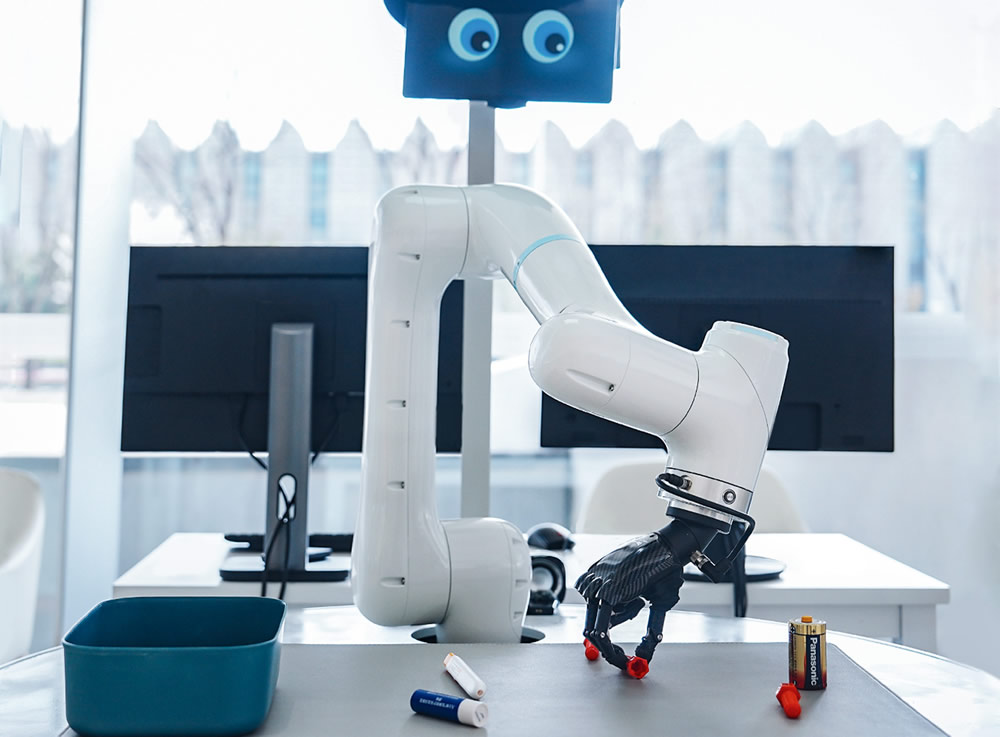 Embodied Intelligence "Eye-Brain-Hand" Robot Station